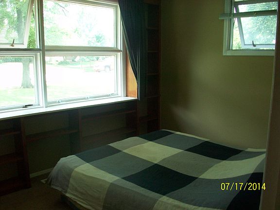3rd image of 825 Parkway Dr