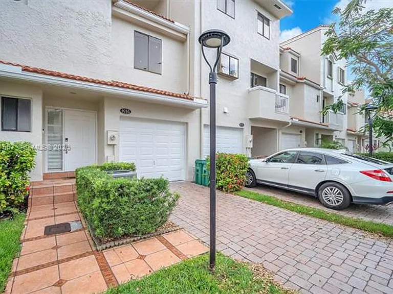 21391 Marina Cove Cir #Townhouse 14-K — Photo 3