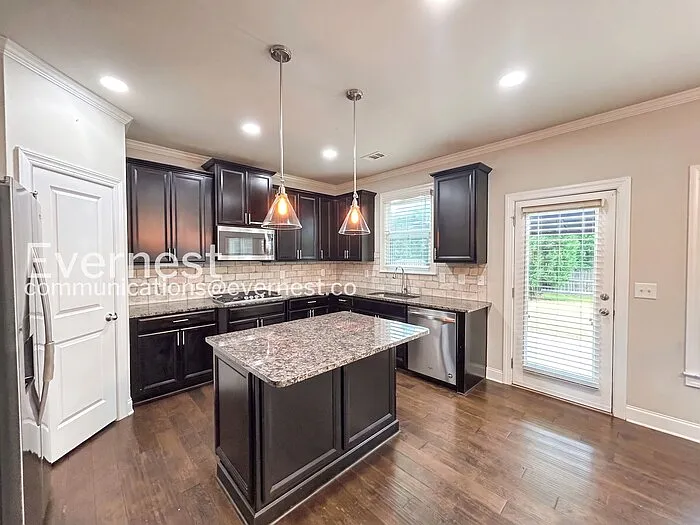 1643 Fairview Dr — Photo 5