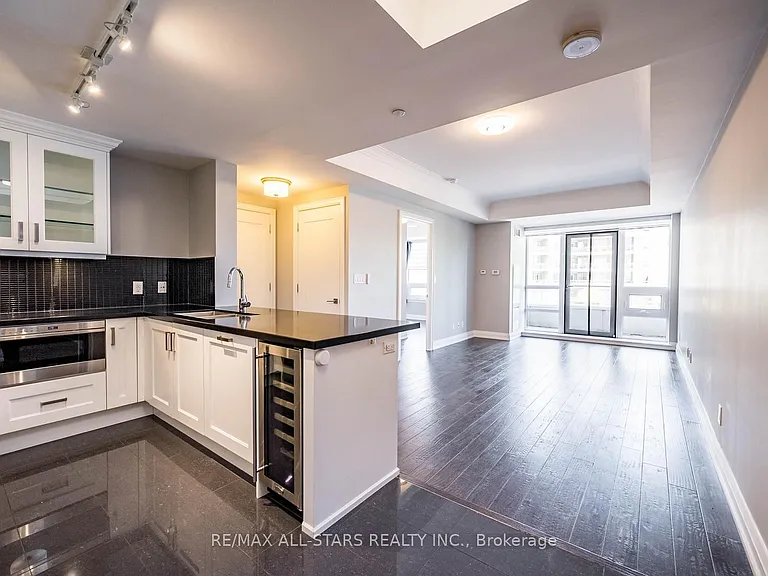 15 Stollery Pond Cres #305 — Photo 4