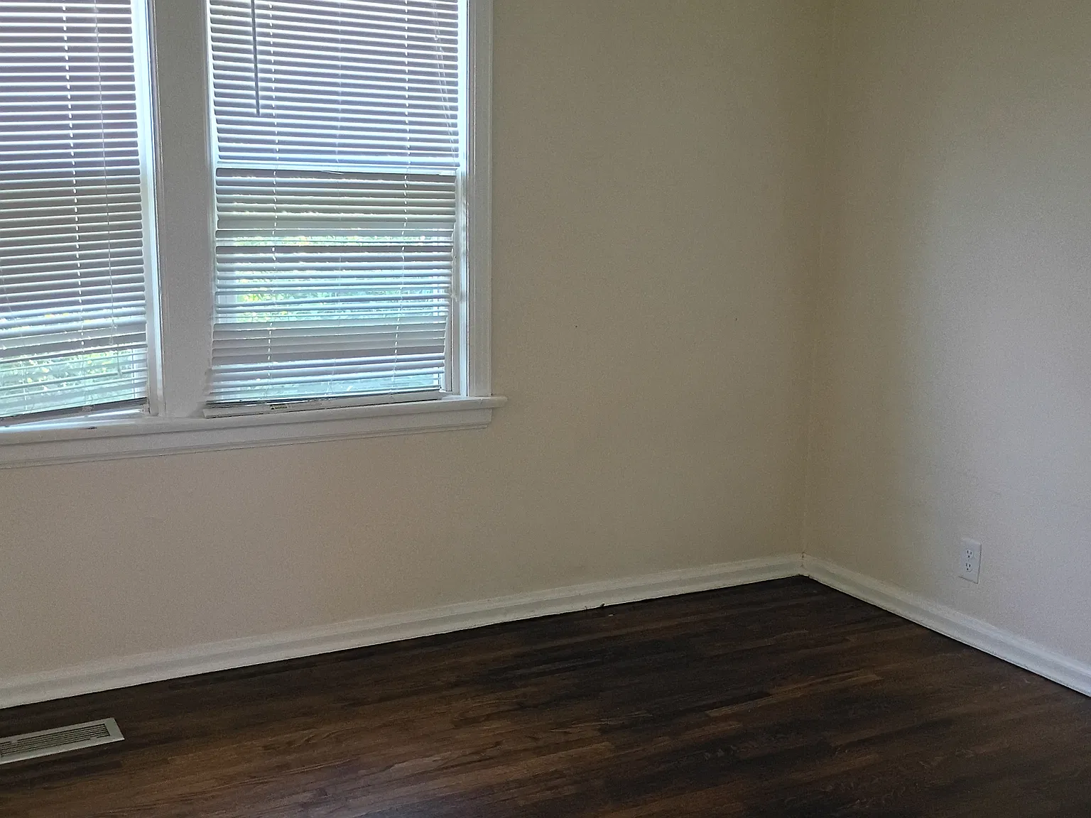 3 bed, 928 sqft, $1,045 — Photo 4
