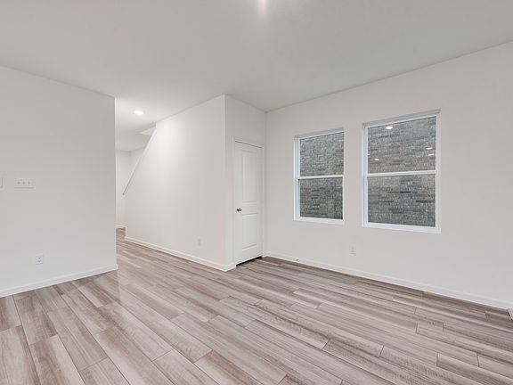 4th image of 207 Bradford Dr