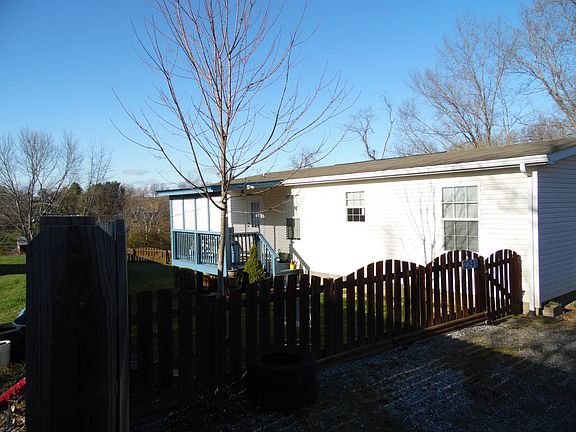 2nd image of 2241 Lucky Ln