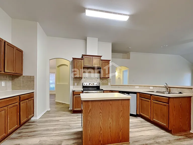 1041 Hidden Lake Dr — Photo 3