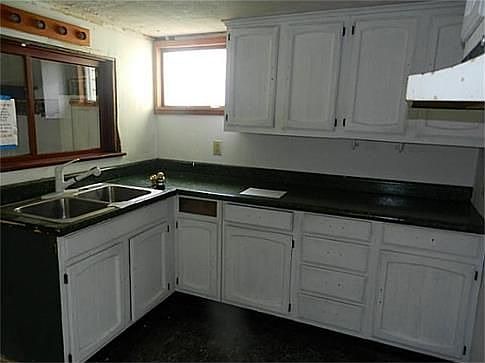 4th image of 202 E Broadway St