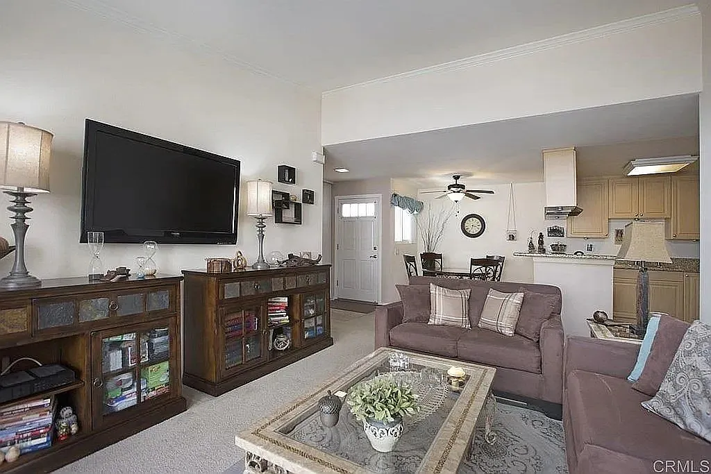 2 bed, 956 sqft, $2,739 — Photo 2