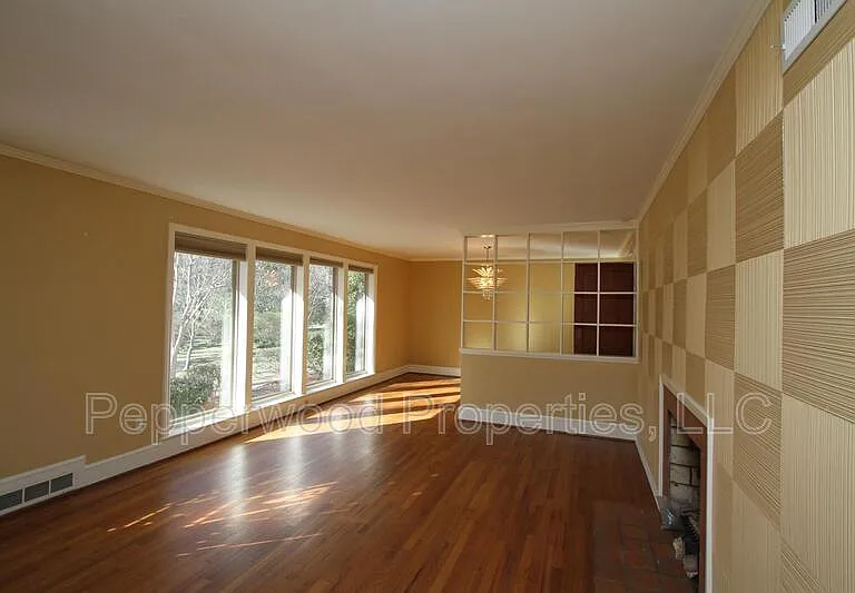 327 N Park Dr — Photo 3