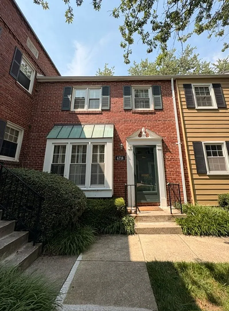 Fabulous Sun Splashed 3 BR, 2.5 BA Townhome in Kenwood Forest! — Photo 1