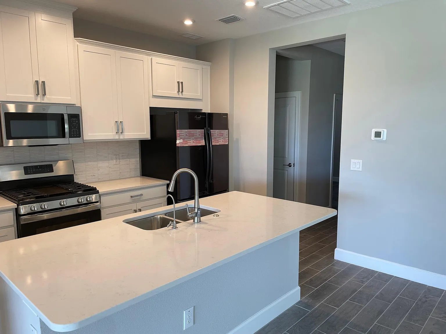 3 bed, 2.5 bath, 1829 sqft, $3,200 — Photo 4