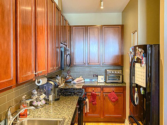 2nd image of 950 W Huron St Unit 402