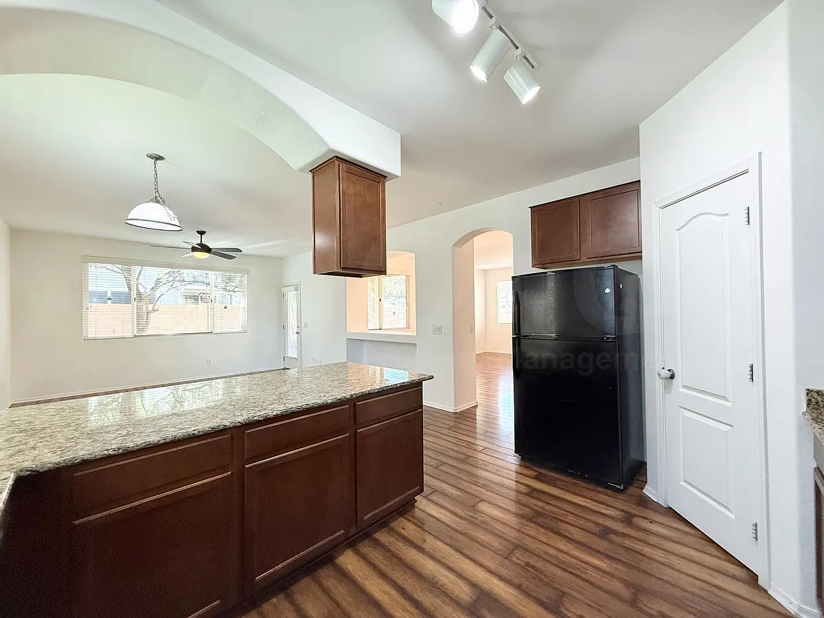 3 bed, 3.0 bath, 2085 sqft, $2,250 — Photo 4