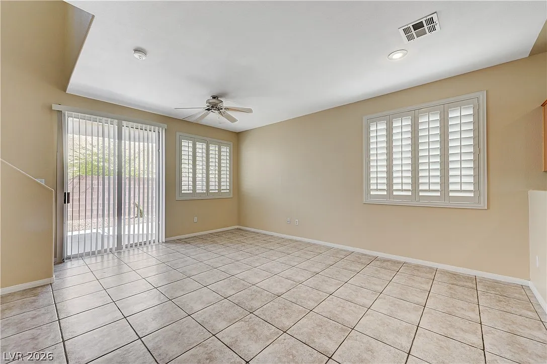 3 bed, 2.5 bath, 1467 sqft, $2,010 — Photo 2