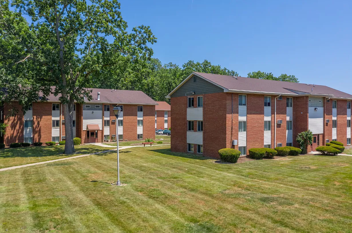 Oakwood Park Apartments — Photo 3