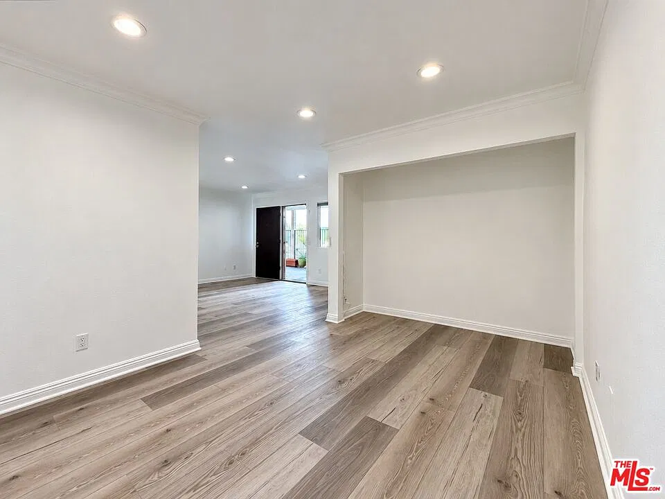 1 bed, 1.5 bath, 885 sqft, $2,600 — Photo 2