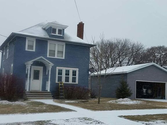 4th image of 557 3rd St SE