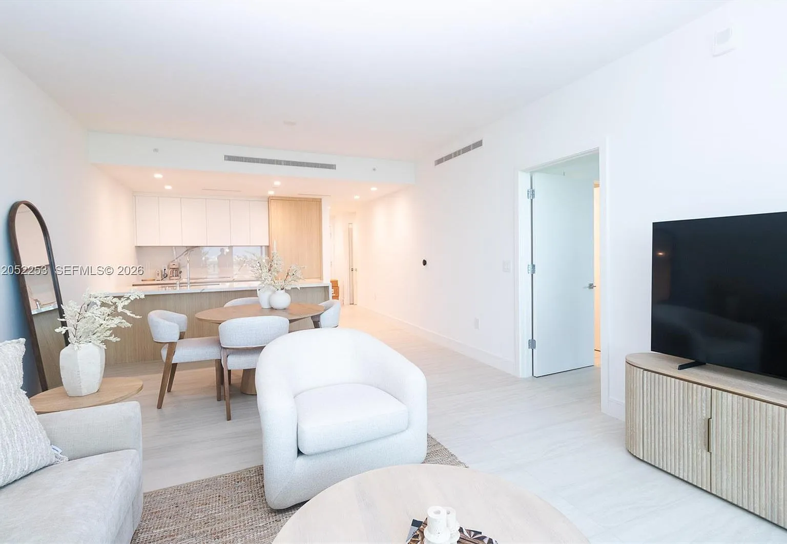 1 bed, 2.0 bath, 1081 sqft, $6,990 — Photo 3