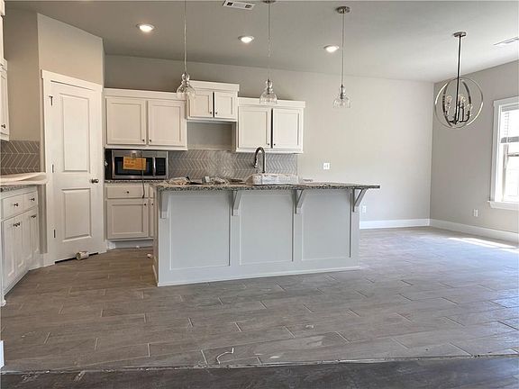 5th image of 2667 N Justin Dr