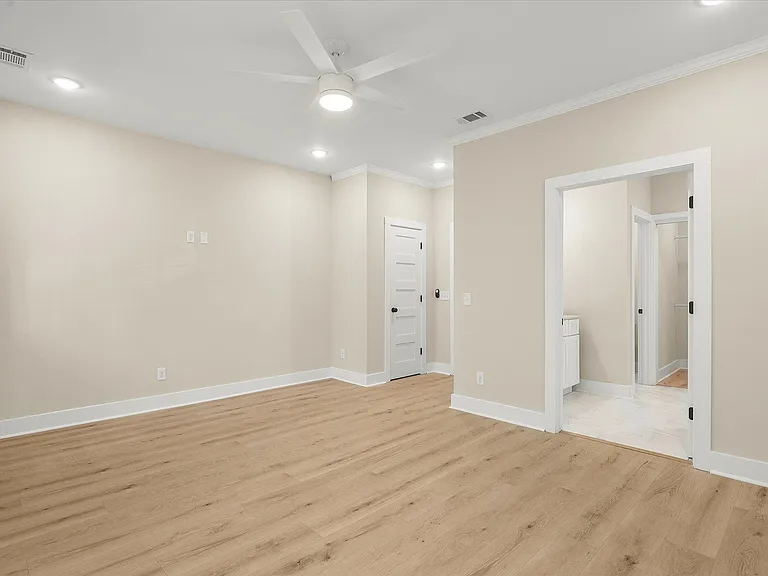 658 E Henry St — Photo 28