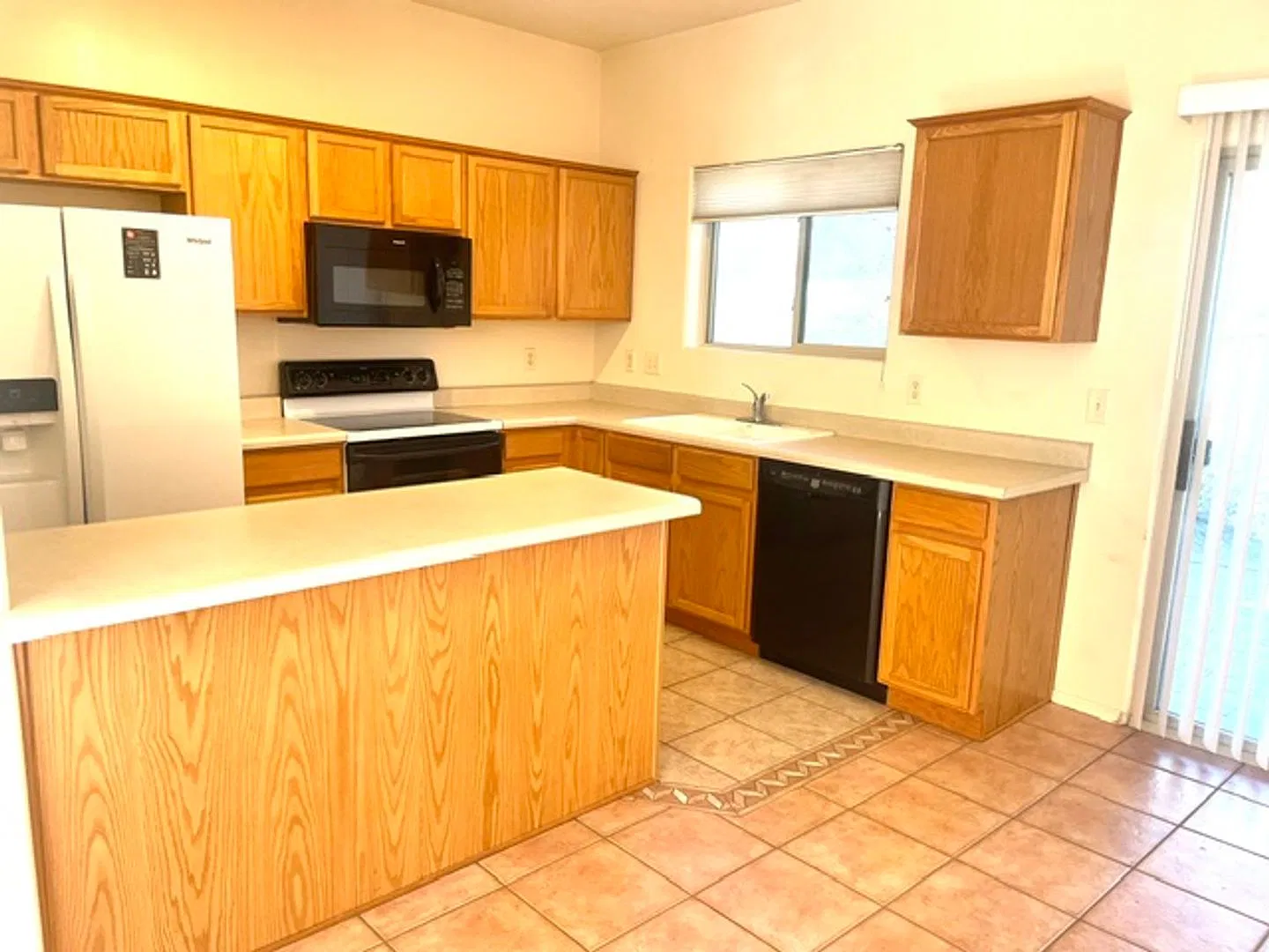 Charming 3 bedroom 2 bath in a convenient community that is close to everything. — Photo 3