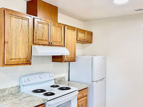 3rd image of 5645 Bancroft Ave
