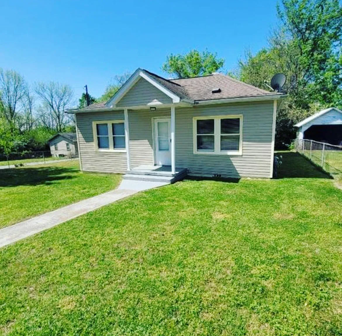 3 bed, 1.5 bath, 1136 sqft, $995 — Photo 1