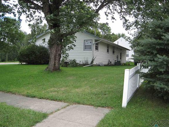 2nd image of 611 W Luverne St