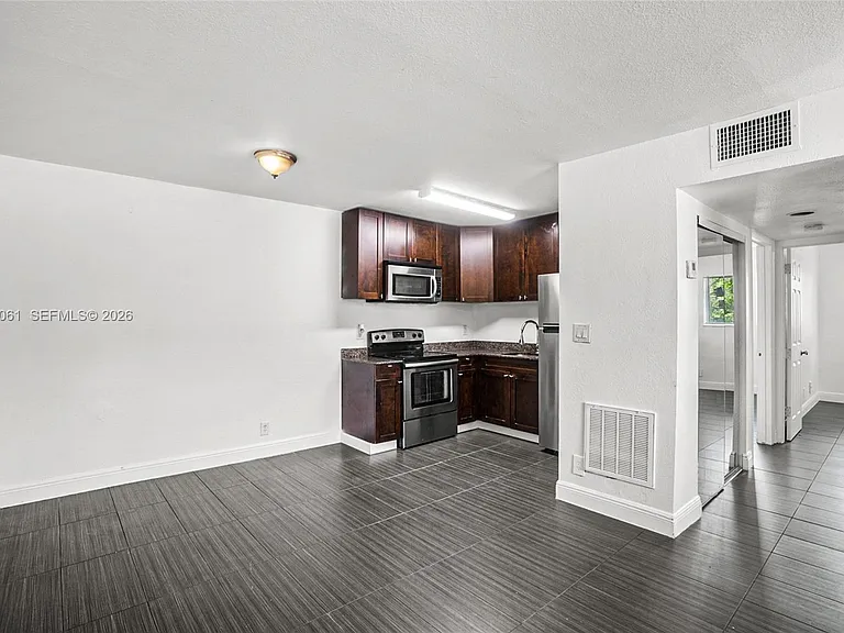 37 SW 14th St #10 — Photo 6