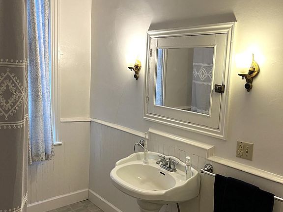 5th image of 32 N Richmond St #2A