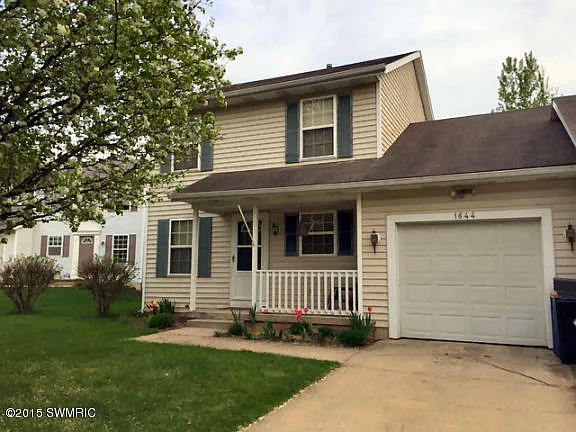 1644 Diamond Ct NE photo 1