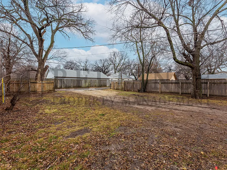 2719 W Douglas Ave — Photo 4