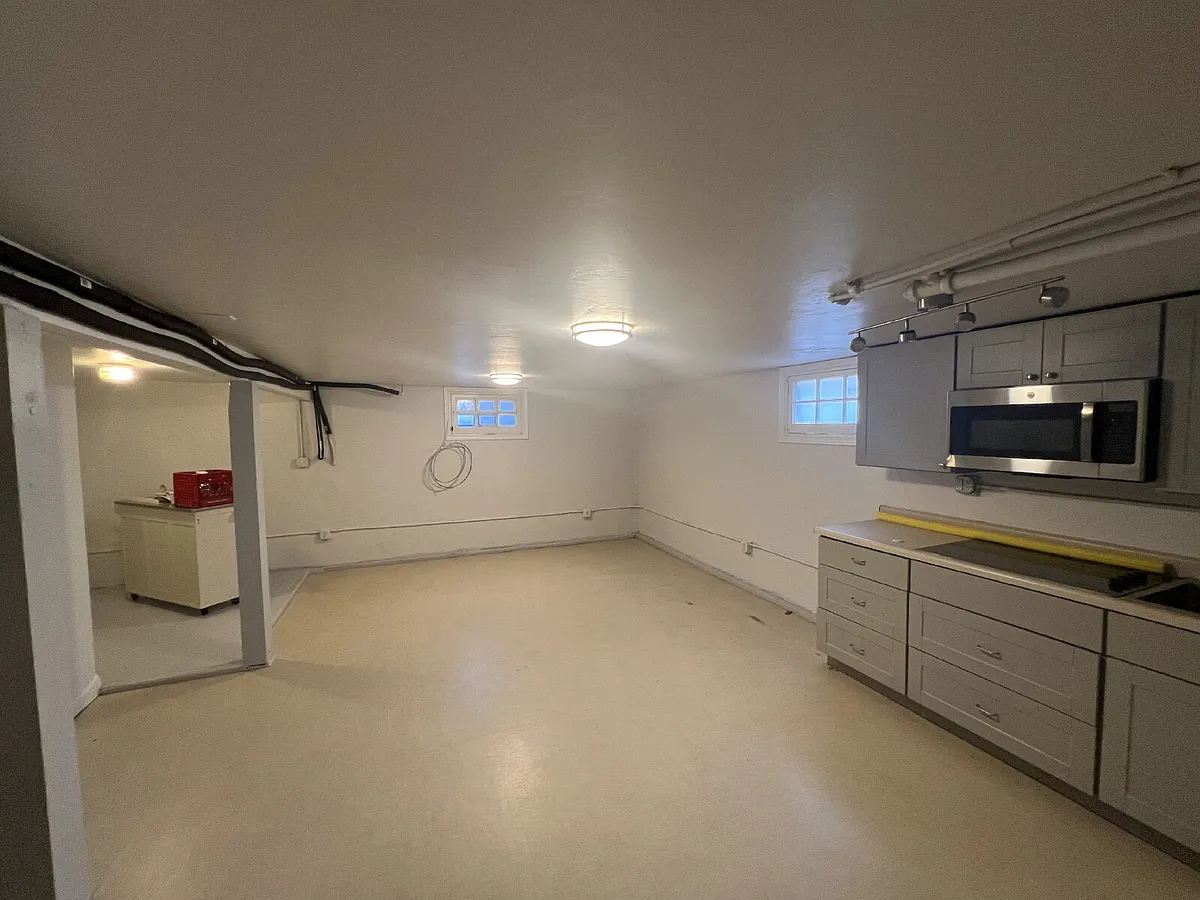 Building Photo - 1921 Willamette St #BASEMENT