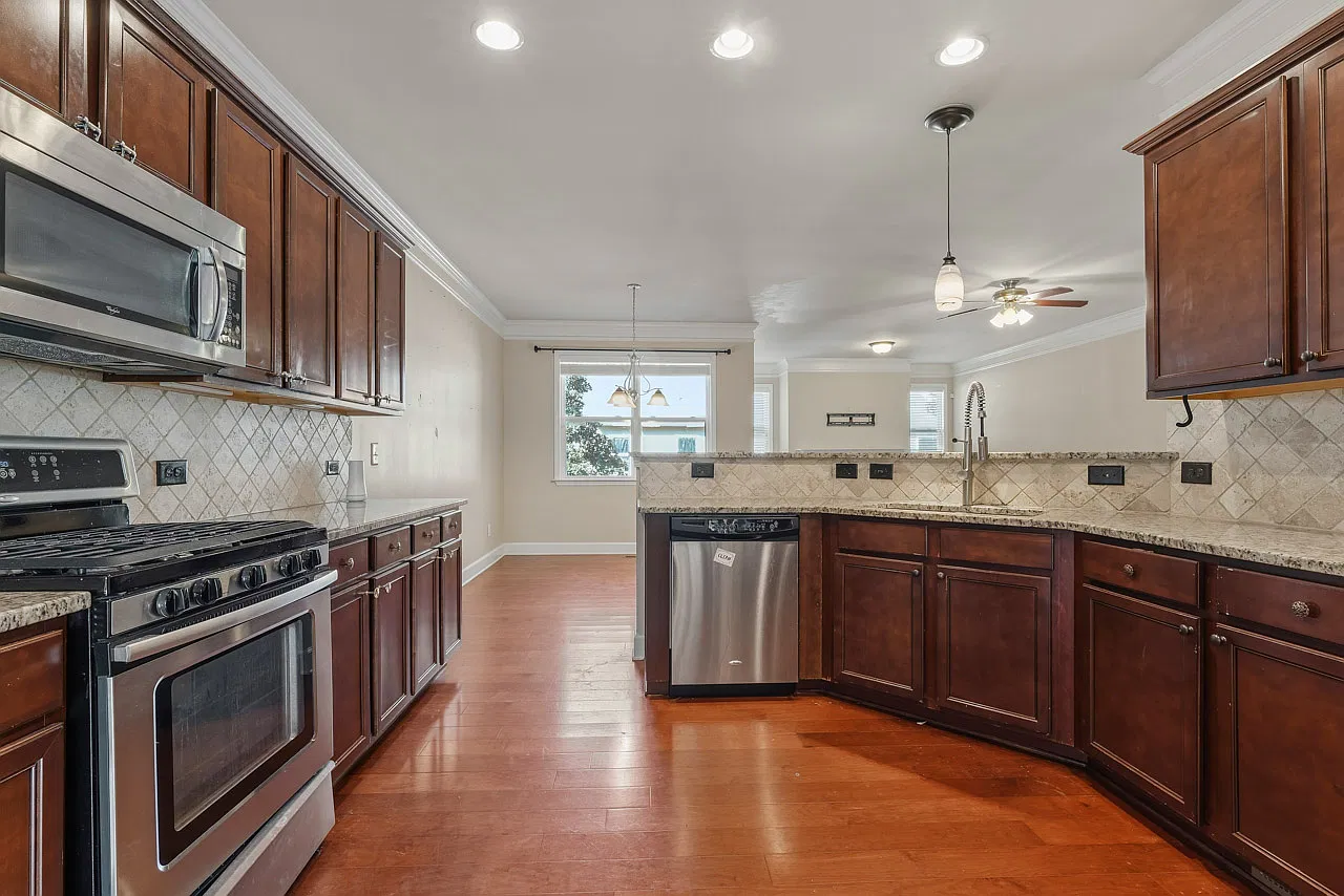 4 bed, 2152 sqft, $4,000 — Photo 3