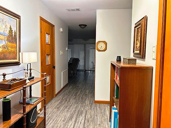 2nd image of 905 N Manor Dr