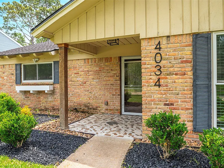 4034 Shady Springs Dr — Photo 2