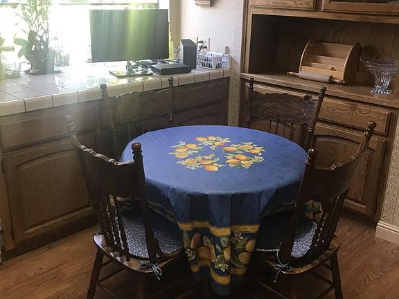 Eat-in kitchen, furniture NOT included