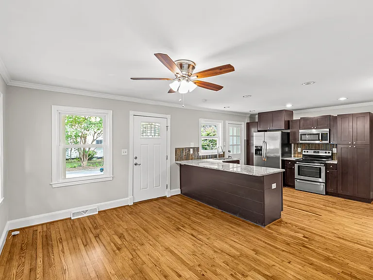 2301 Laburnum Ave — Photo 10