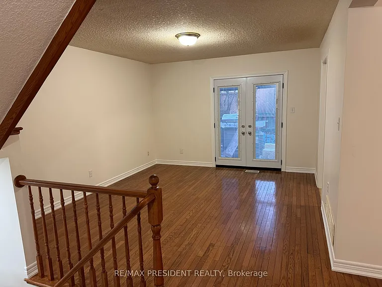 14 Peachwood Cres — Photo 2