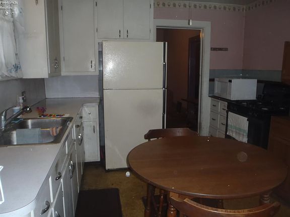 3rd image of 729 W Park St