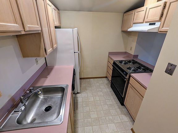 302 kitchen with lots of cupboard space
