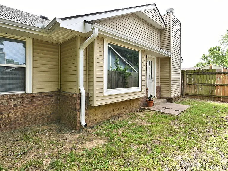 1339 E 138th Pl — Photo 25