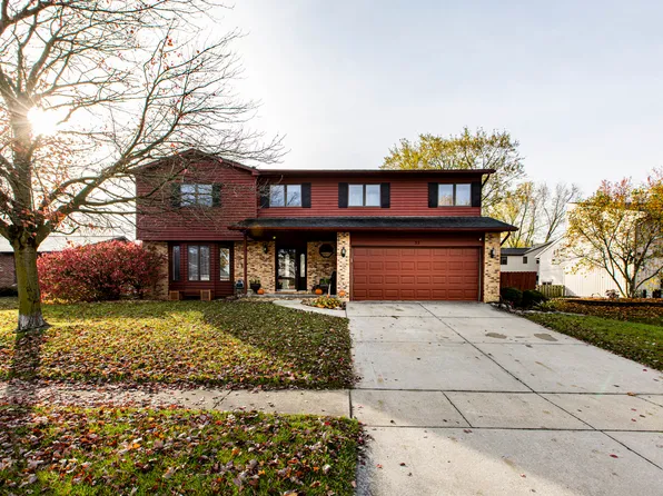 32 Gloucester Cir, Bloomington, IL 61704