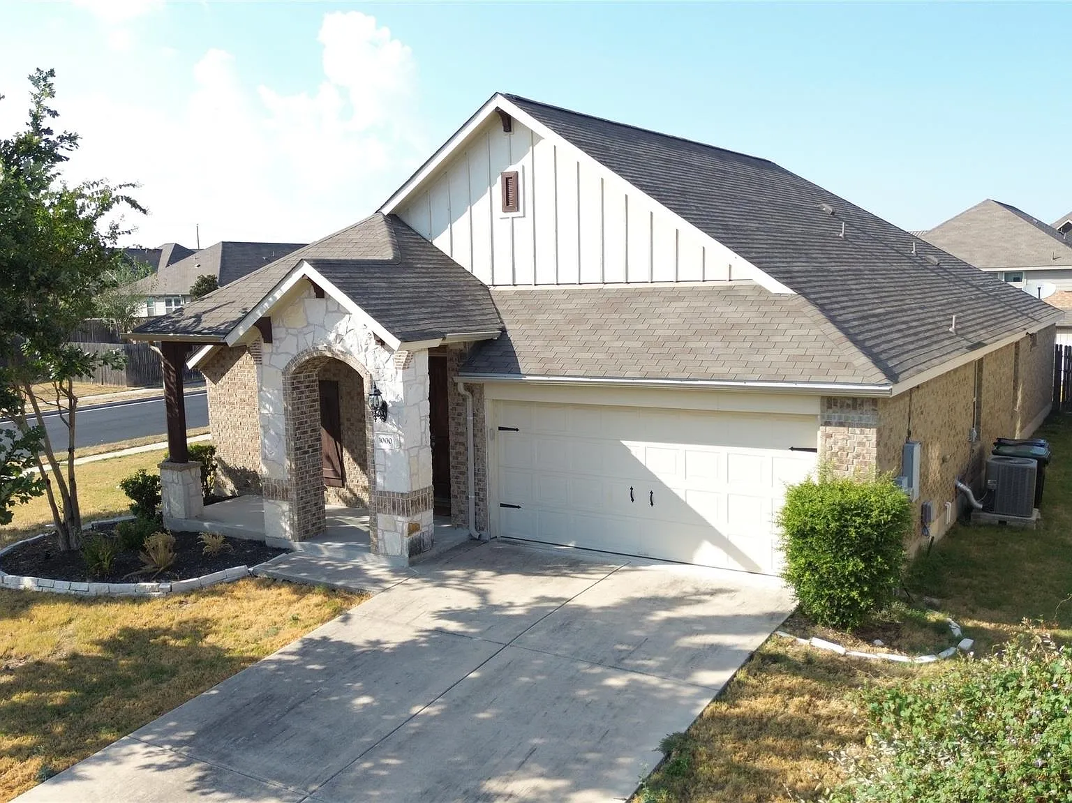 3 bed, 2.5 bath, 1984 sqft, $2,100 — Photo 1