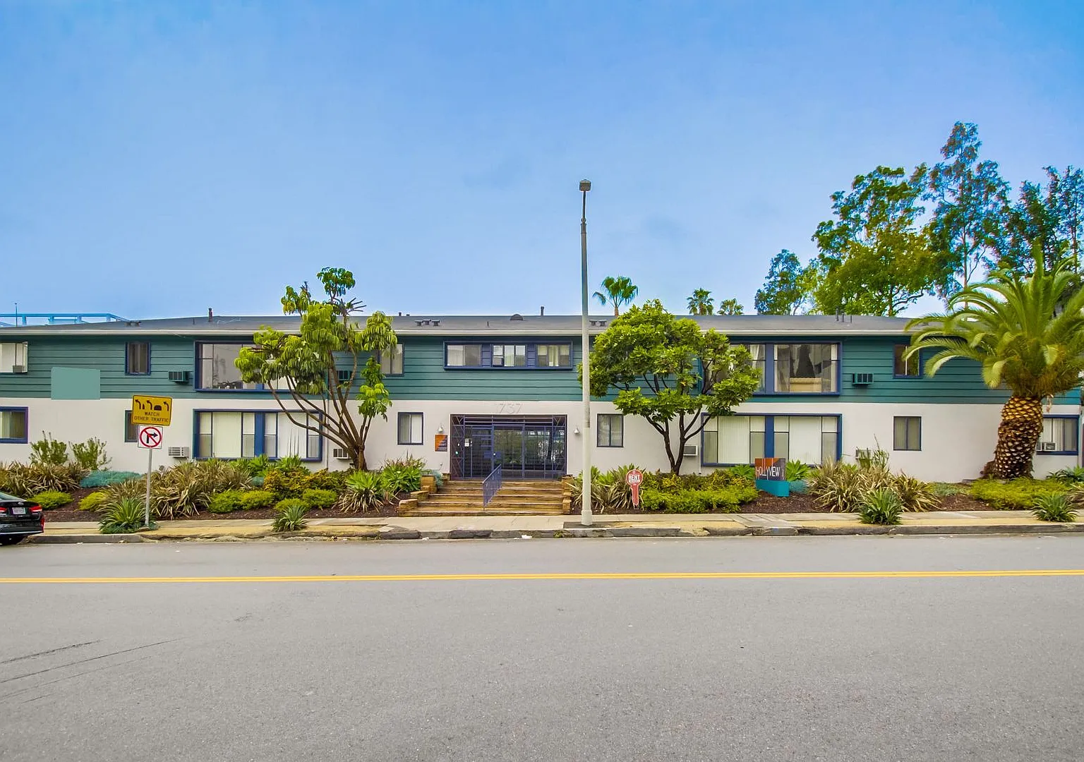 Hollyview Apartments — Photo 2
