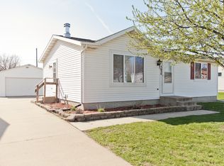 5634 Deerwood St SW, Cedar Rapids, IA 52404
