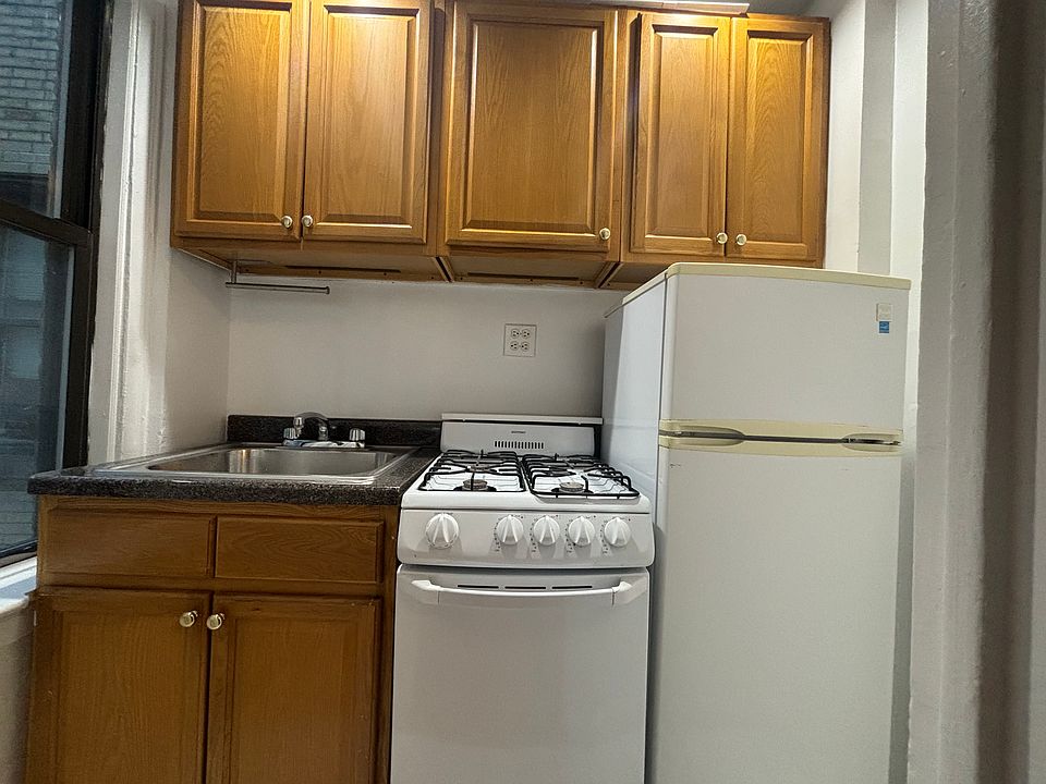 2nd image of 155 E 52nd St APT 9E