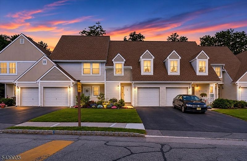 1st image of 17 Heritage Ln