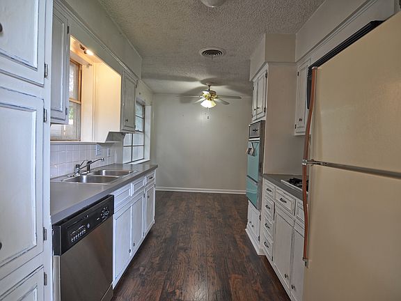 5th image of 2109 York Dr