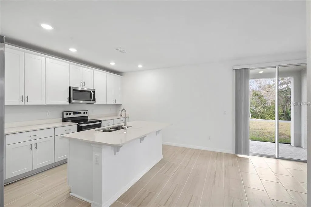 4 bed, 2.5 bath, 2339 sqft, $2,600 — Photo 4