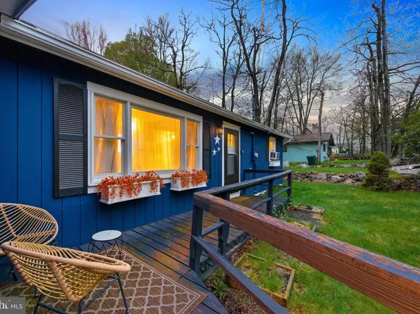7106 Robinwood Dr, Tobyhanna, PA 18466