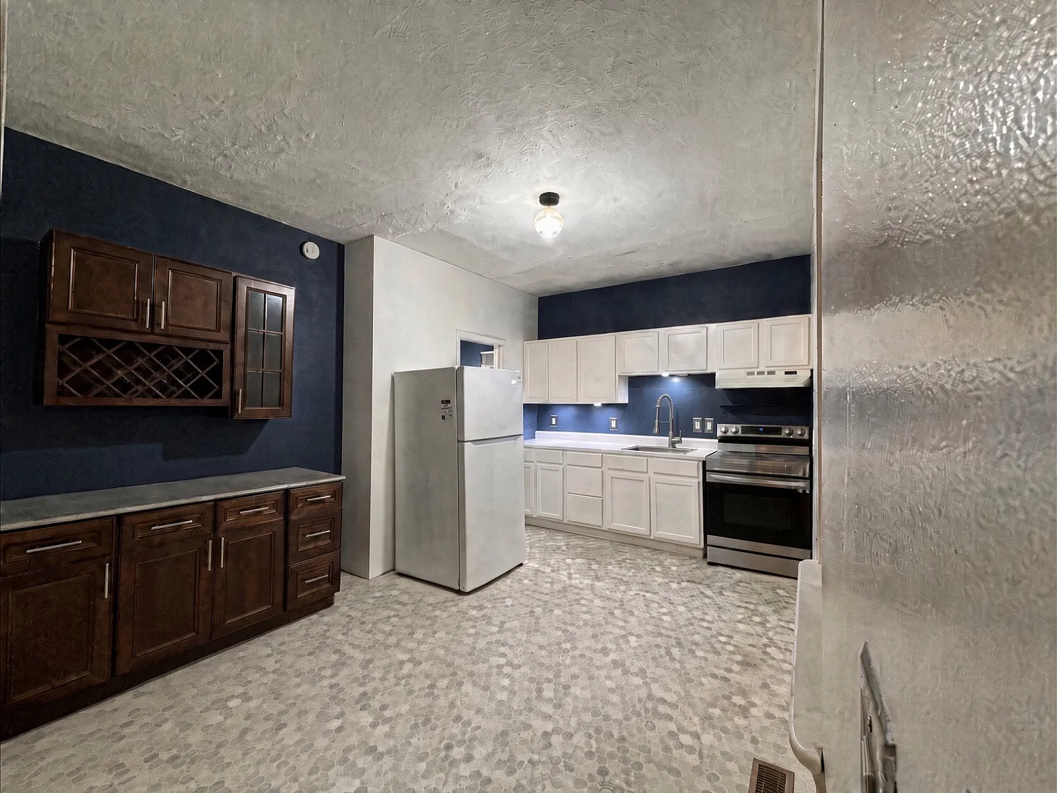2 bed, 998 sqft, $1,400 — Photo 1
